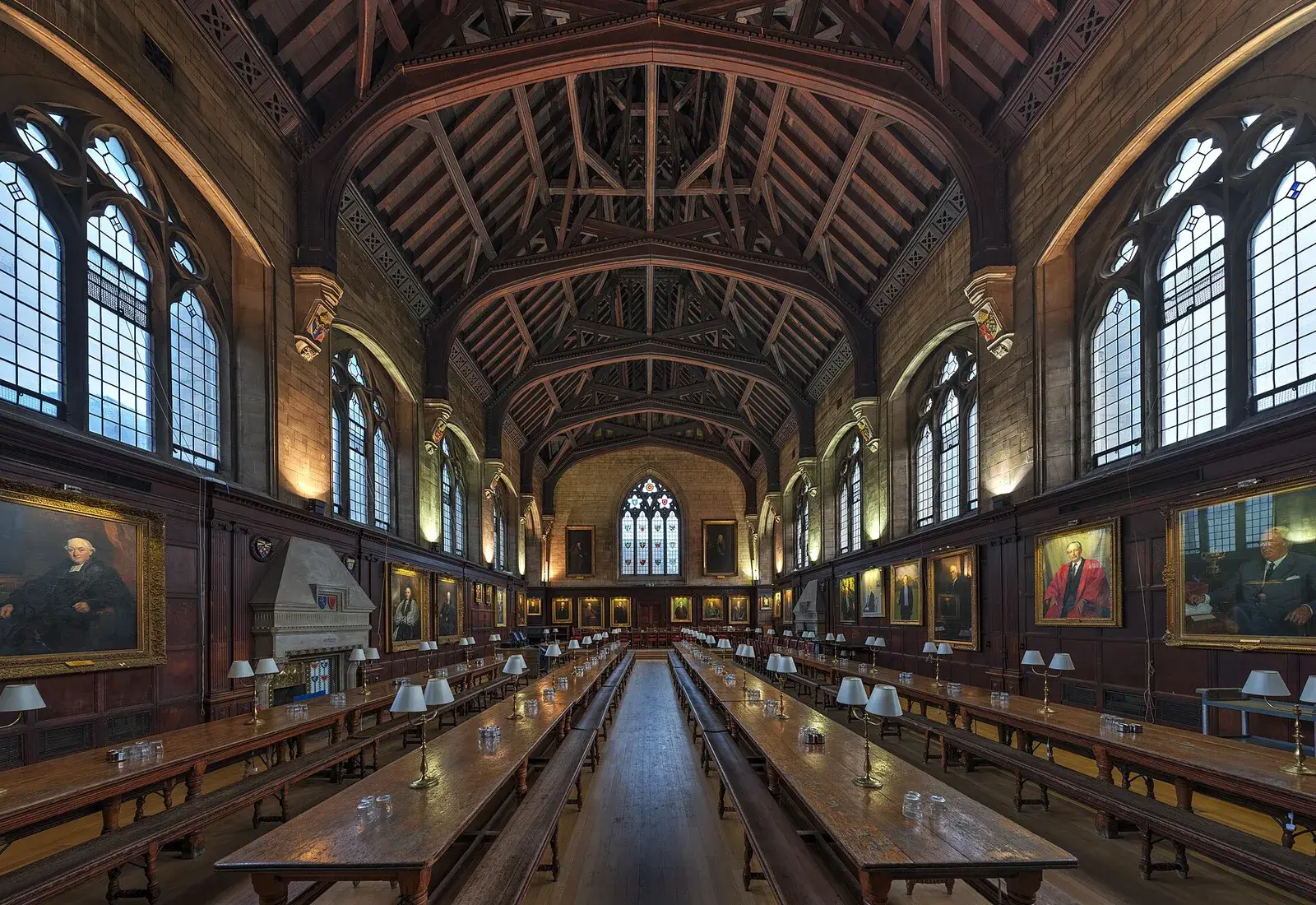 Sảnh ăn cổ của một trường thuộc Đại học Oxford