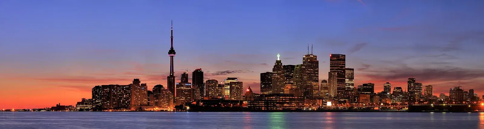 Đường chân trời Toronto lúc hoàng hôn — điểm đến du học tại Canada