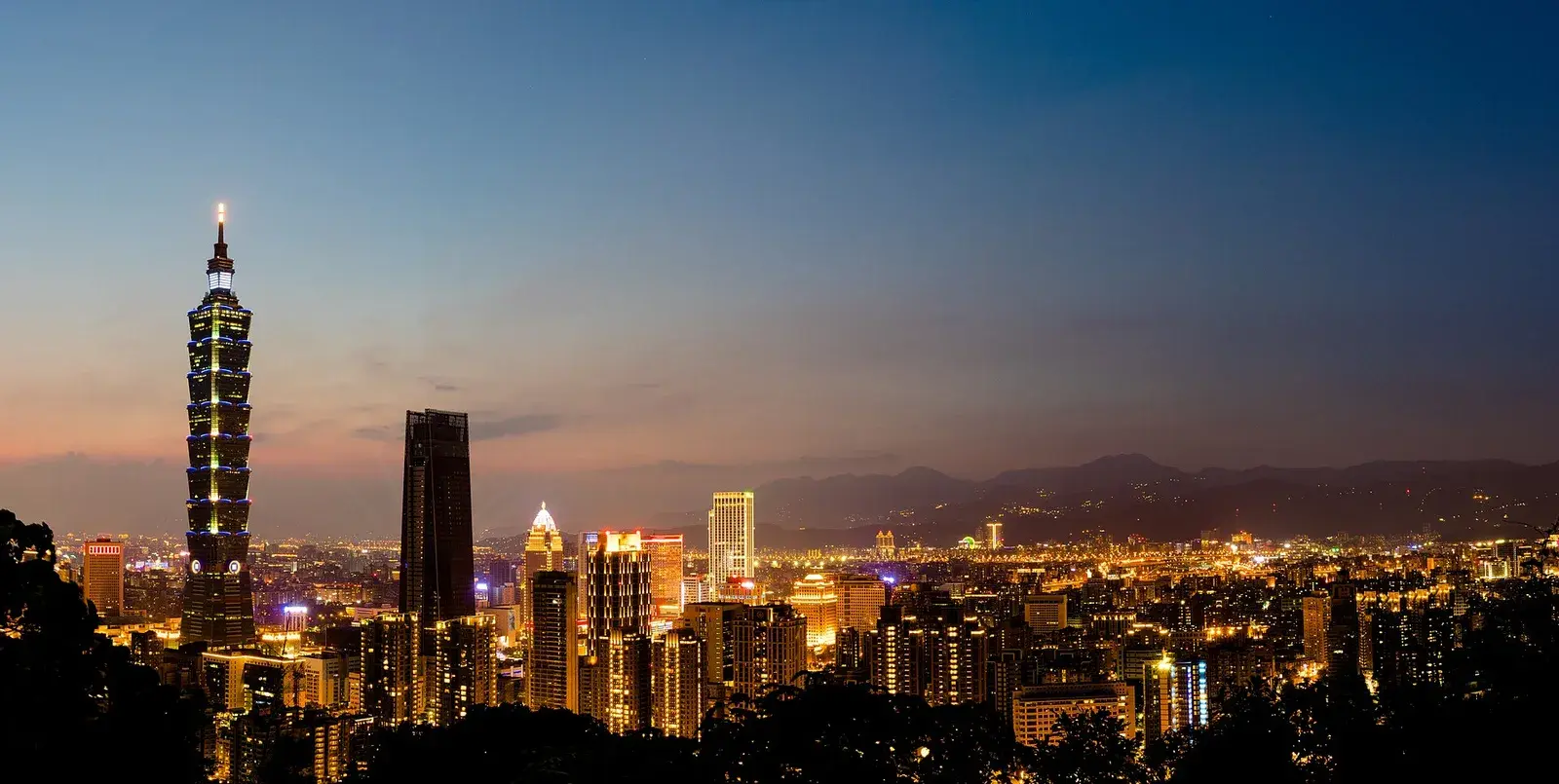Đường chân trời Đài Bắc với toà tháp Taipei 101