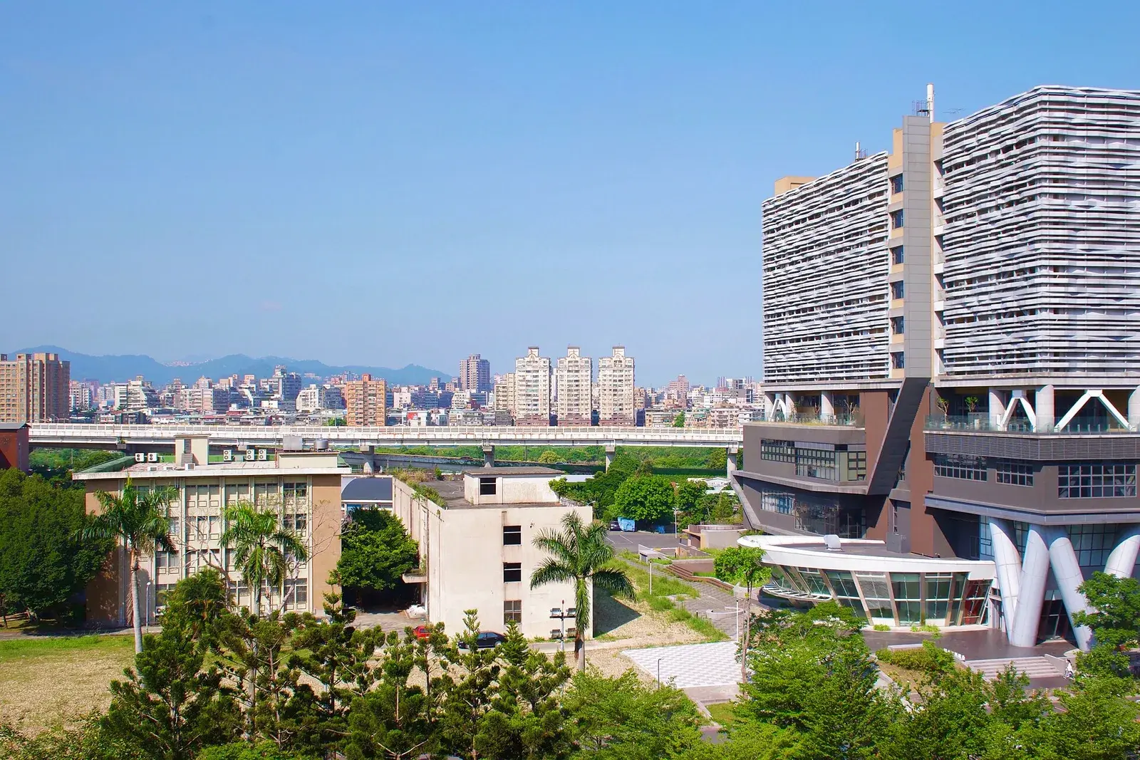 Khuôn viên một trường đại học tại Đài Loan nhìn ra thành phố