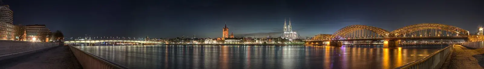Nhà thờ chính toà Cologne (Kölner Dom) bên sông Rhine