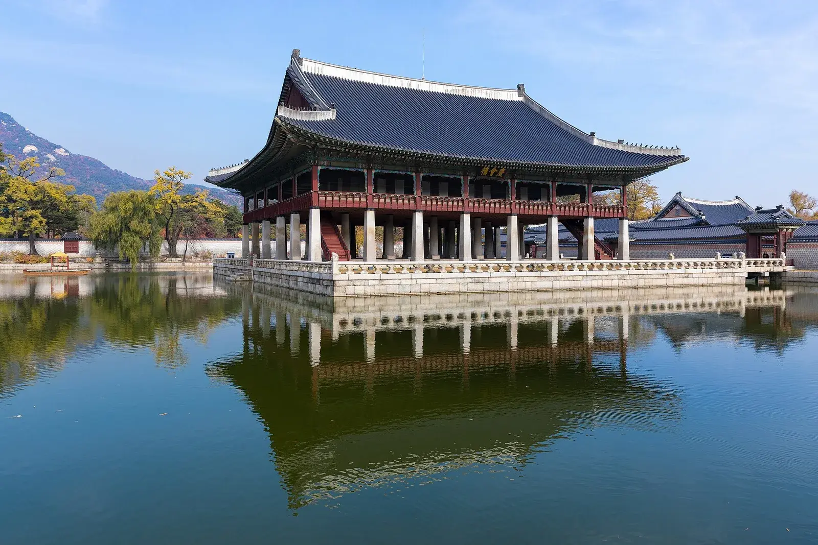 Điện Gyeonghoeru trong cung Gyeongbokgung, Seoul