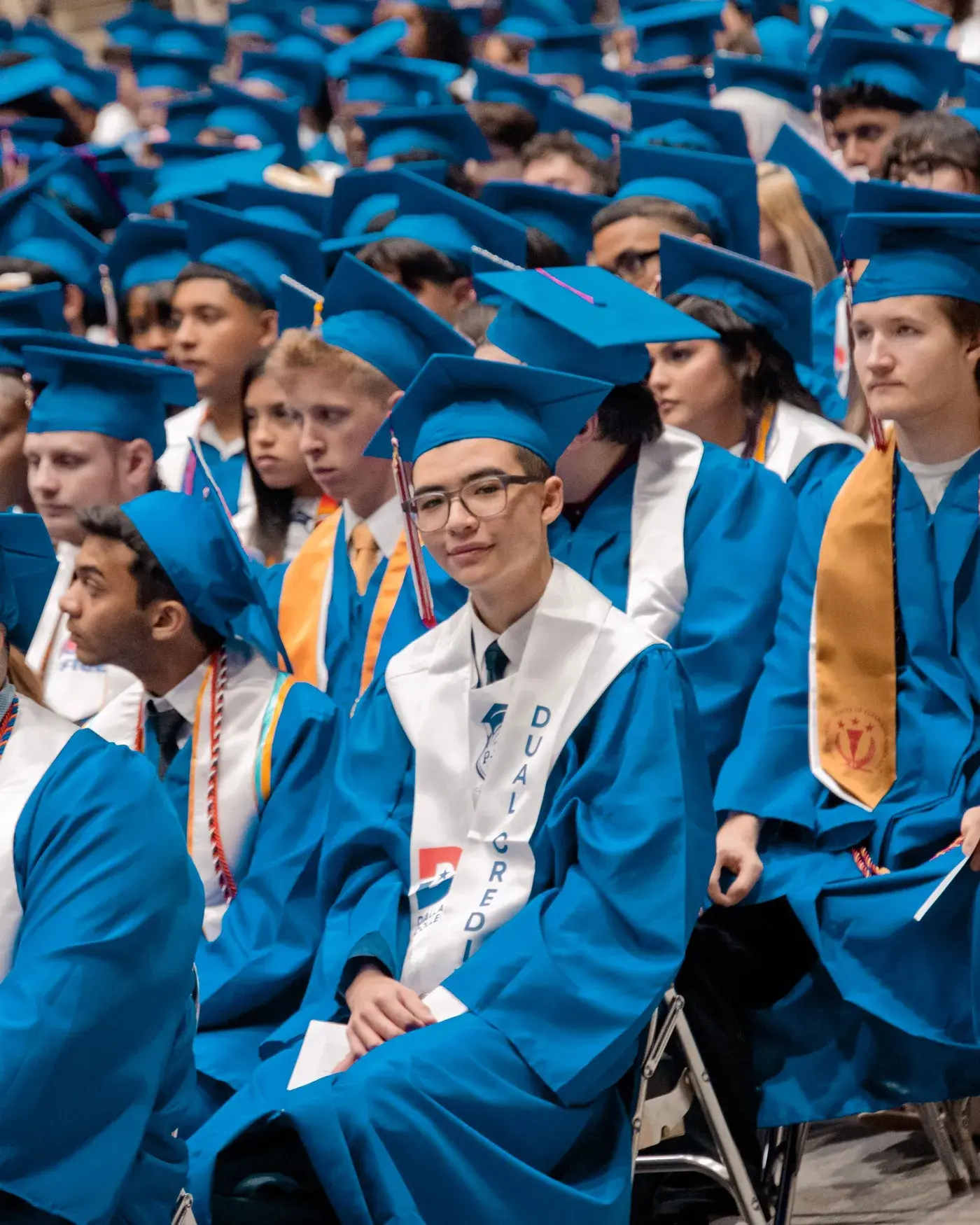 Lễ tốt nghiệp trung học tại Hoa Kỳ, học sinh mặc lễ phục và đeo dải Dual Credit
