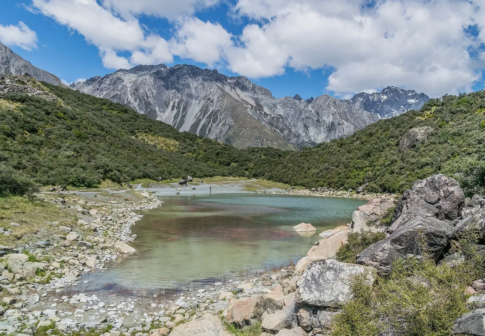 Hồ băng và dãy Southern Alps trong Vườn quốc gia Mount Cook, New Zealand