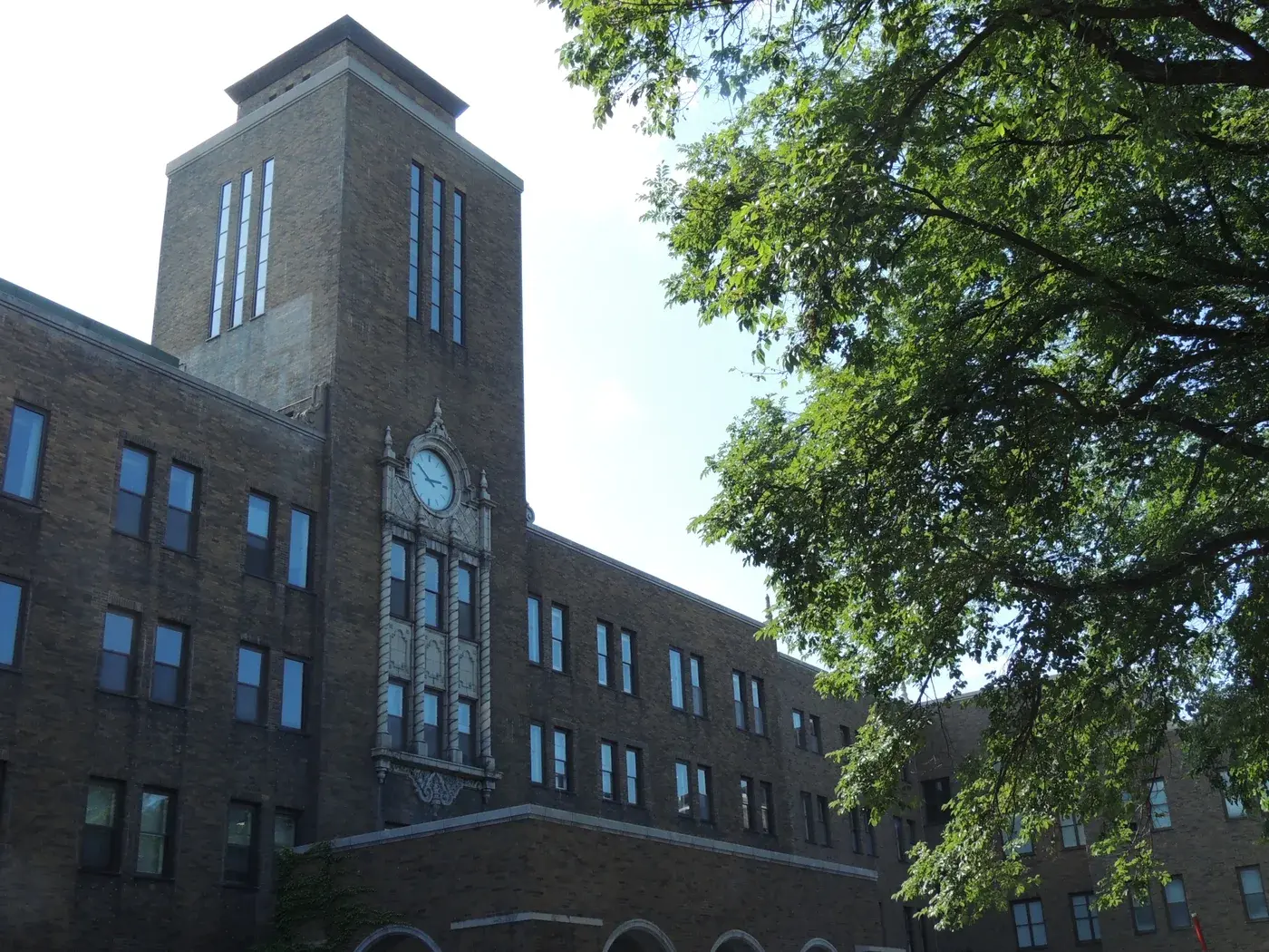 Tháp đồng hồ trong khuôn viên Đại học Hokkaido