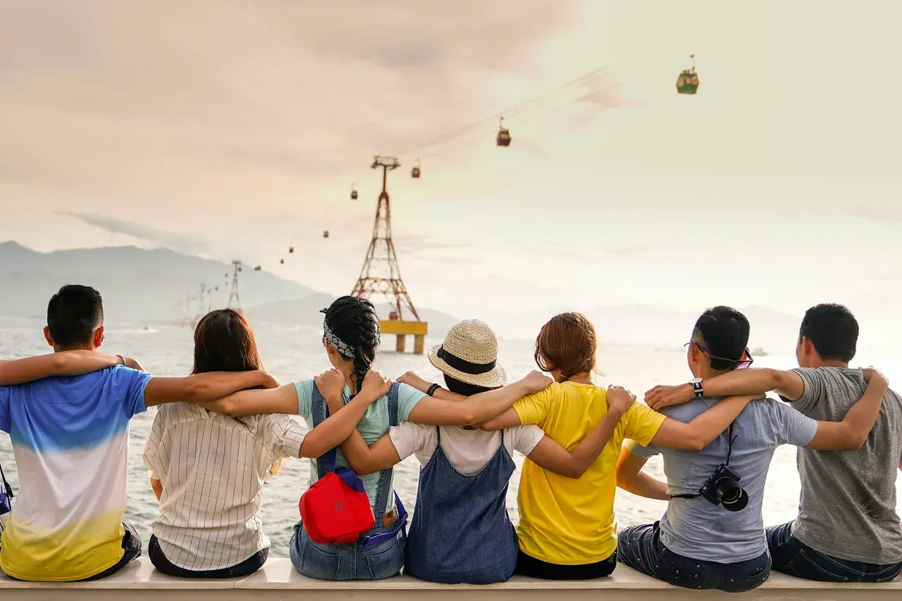 Nhóm bạn quốc tế cùng nhau khám phá thành phố
