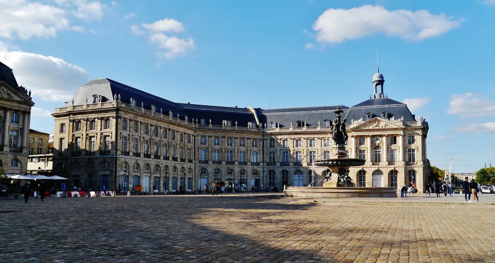 Quảng trường Place de la Bourse và gương nước tại Bordeaux