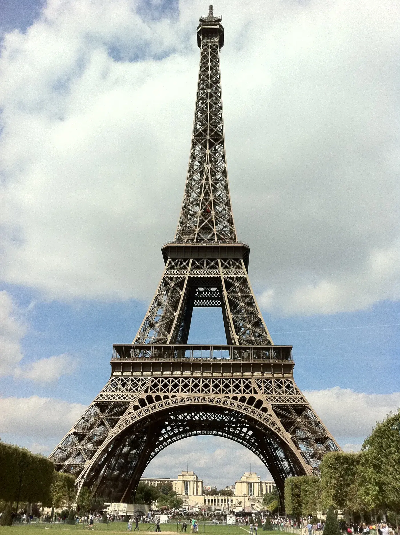 Tháp Eiffel nhìn từ dưới lên trong ngày nắng
