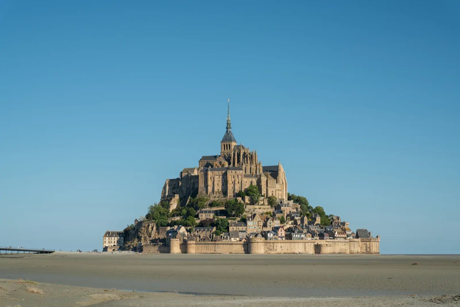 Đảo tu viện Mont Saint-Michel lúc thuỷ triều rút