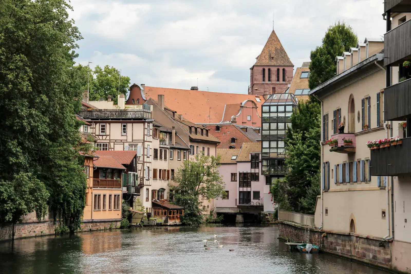Khu Petite France với nhà gỗ soi bóng kênh đào tại Strasbourg