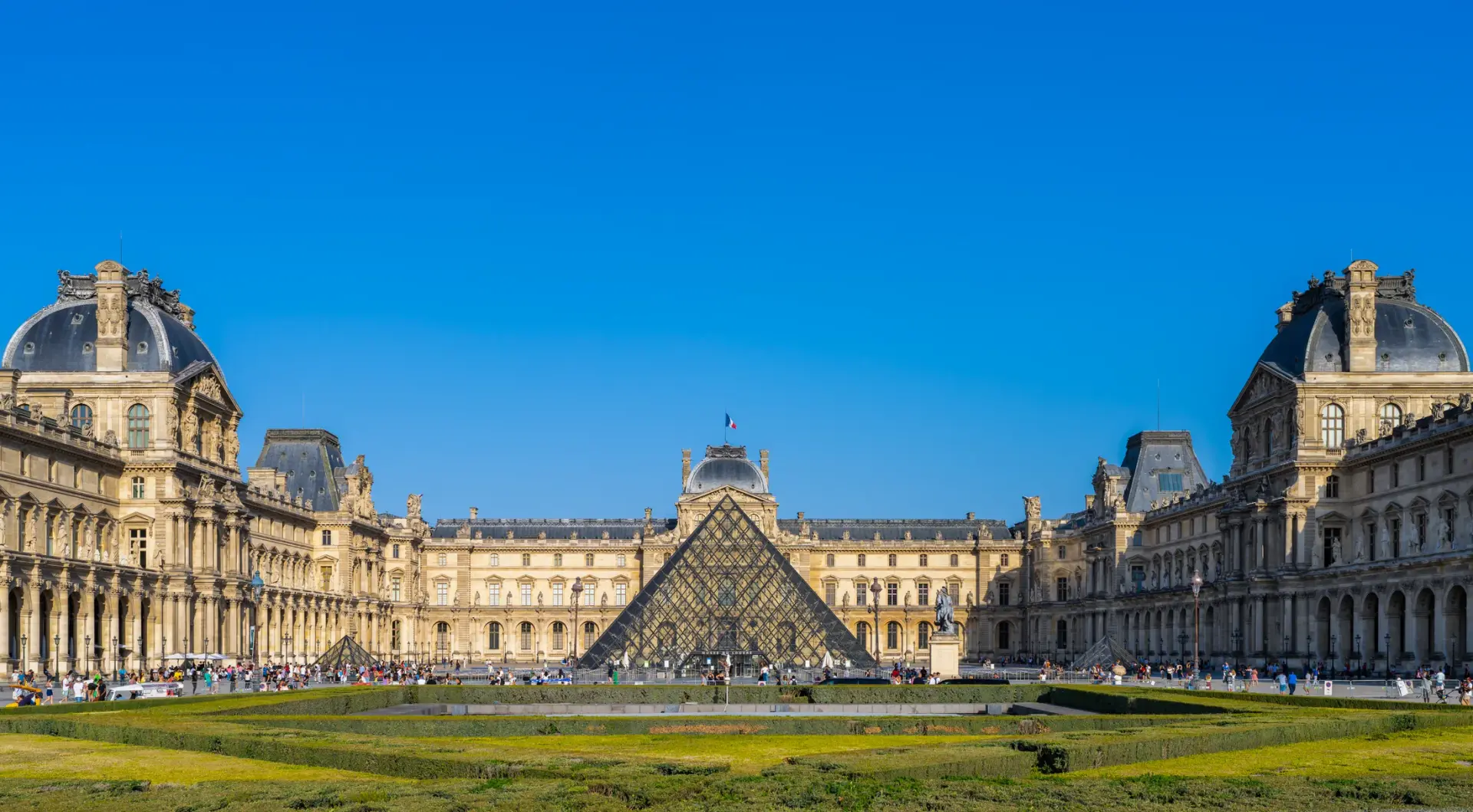 Bảo tàng Louvre và kim tự tháp kính giữa trưa nắng, Paris