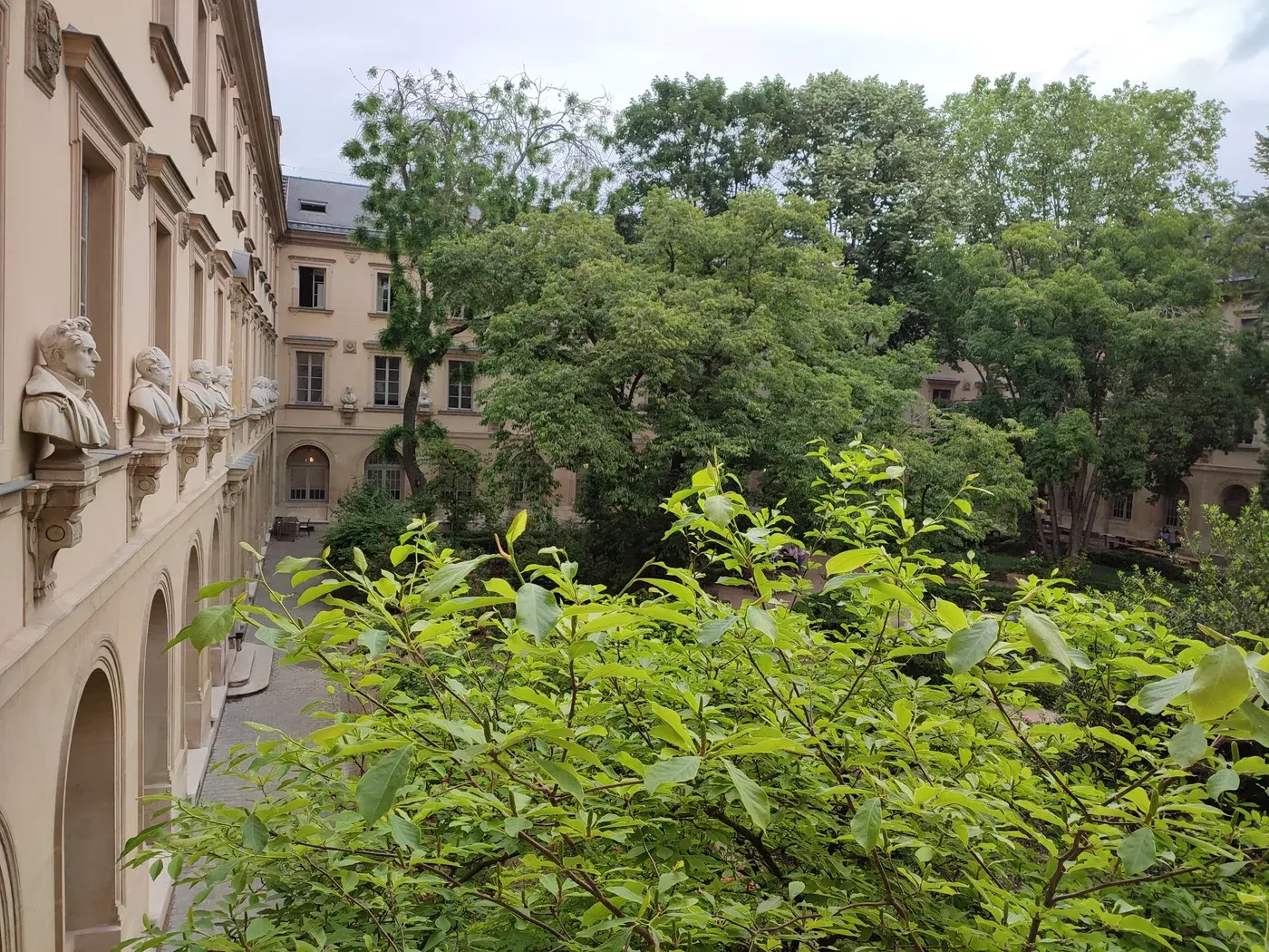 Cổng vào École normale supérieure trên phố Ulm, Paris