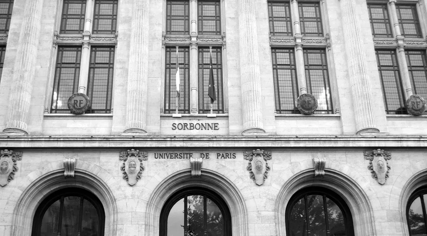 Mặt tiền toà nhà Sorbonne tại Paris