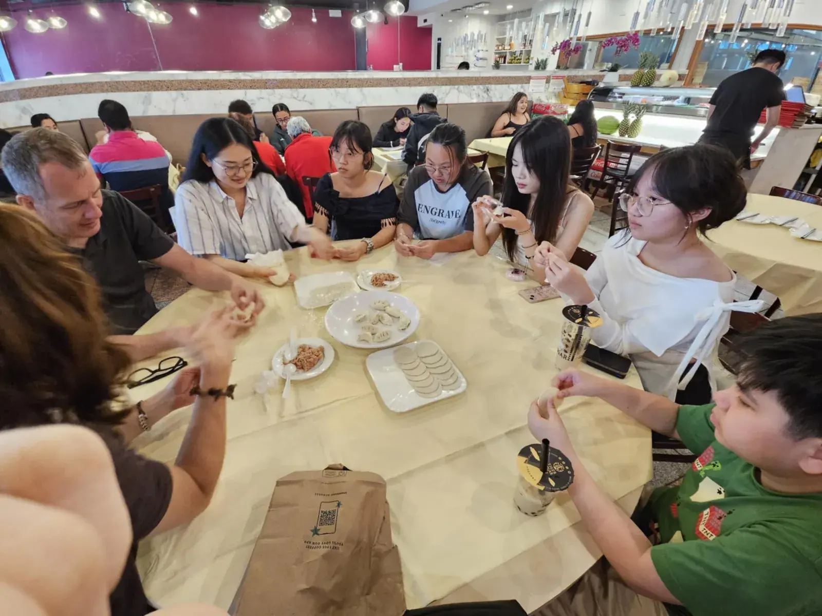 Học viên trải nghiệm ẩm thực bản địa