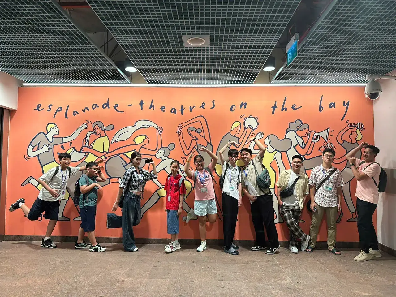 Học viên tạo dáng tại Esplanade, Singapore