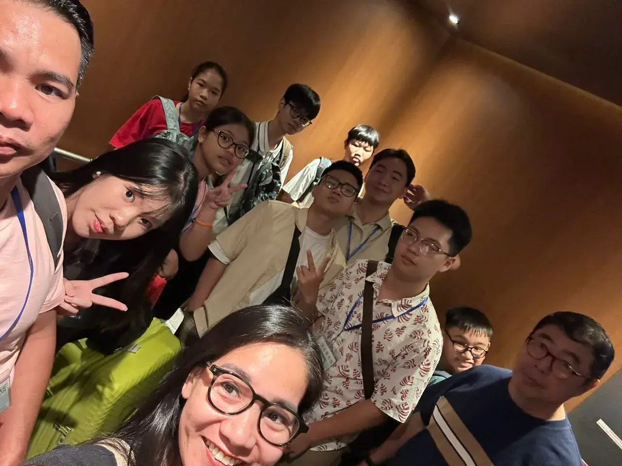 Ảnh selfie cả đoàn trong một hoạt động của chương trình