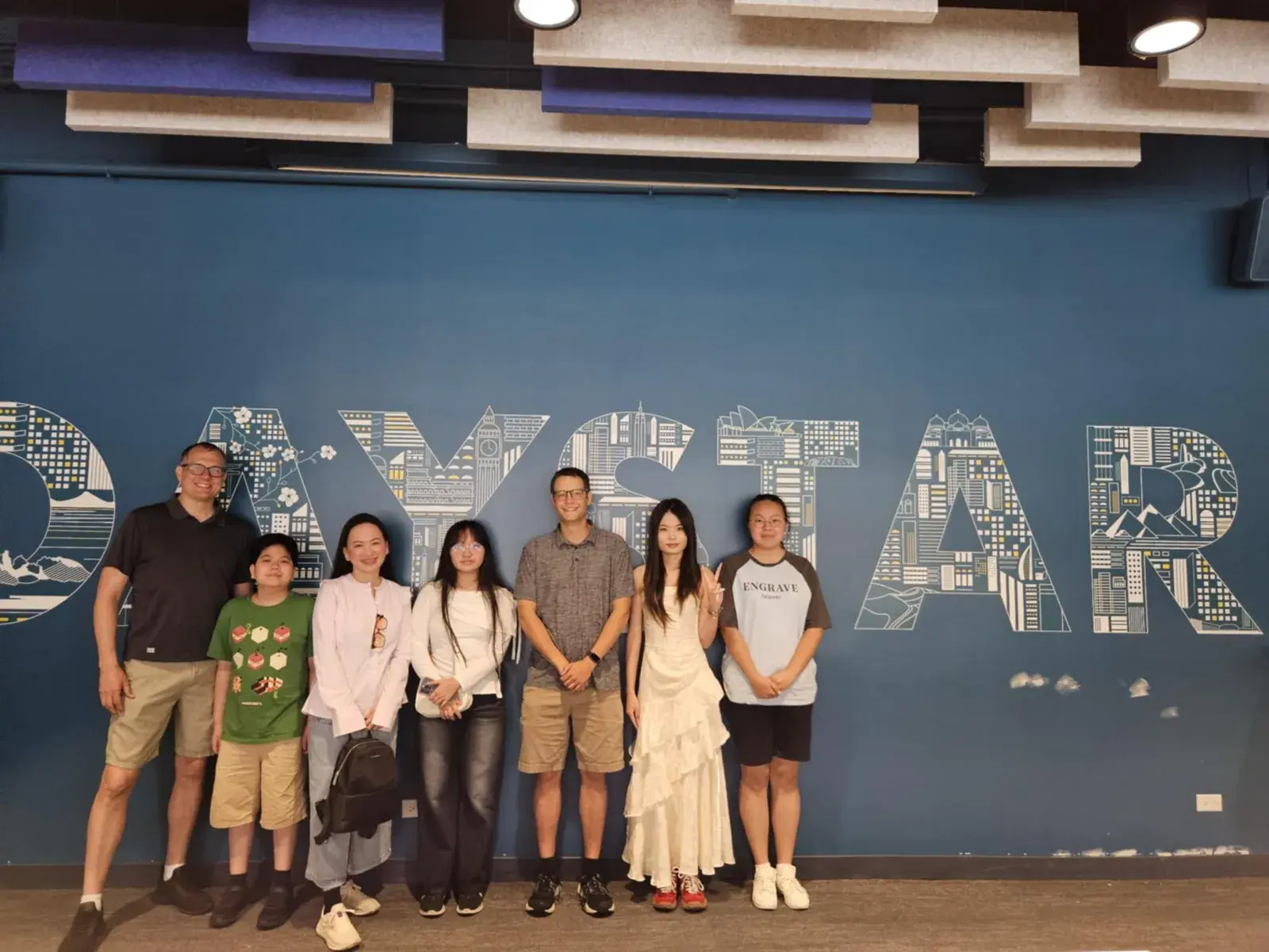 Đoàn học sinh SGTD Education cùng thầy cô chụp ảnh lưu niệm