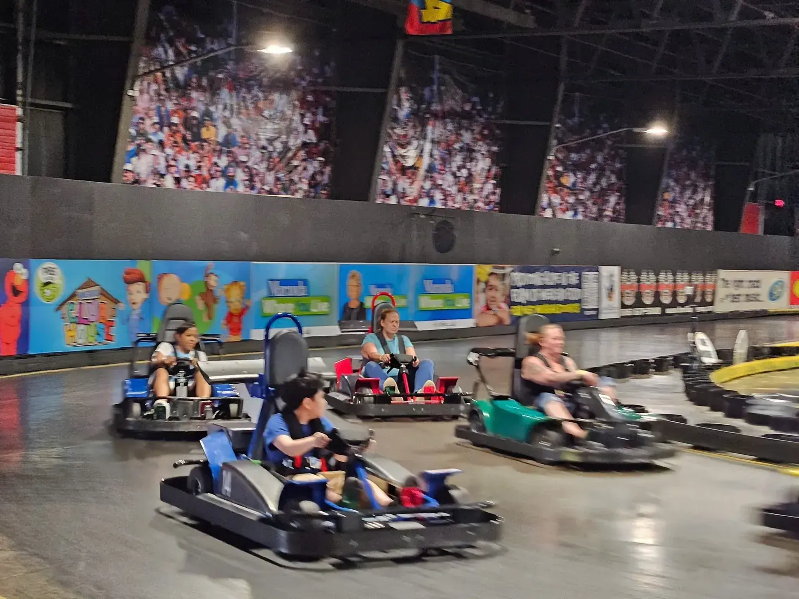 Học sinh tham gia hoạt động đua xe go-kart cùng đoàn