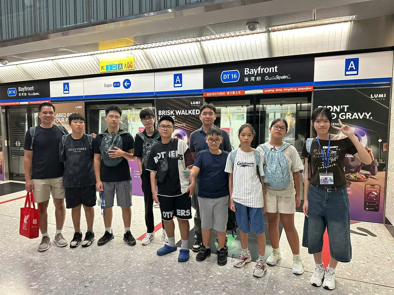 Học viên tự lập di chuyển bằng tàu điện