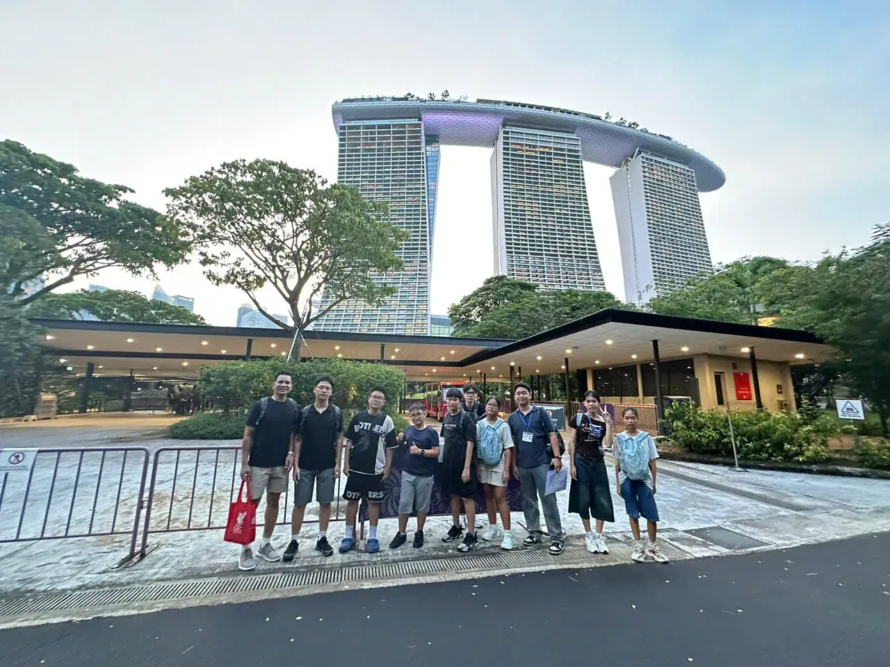 Đoàn học sinh SGTD Education trước Marina Bay Sands, Singapore