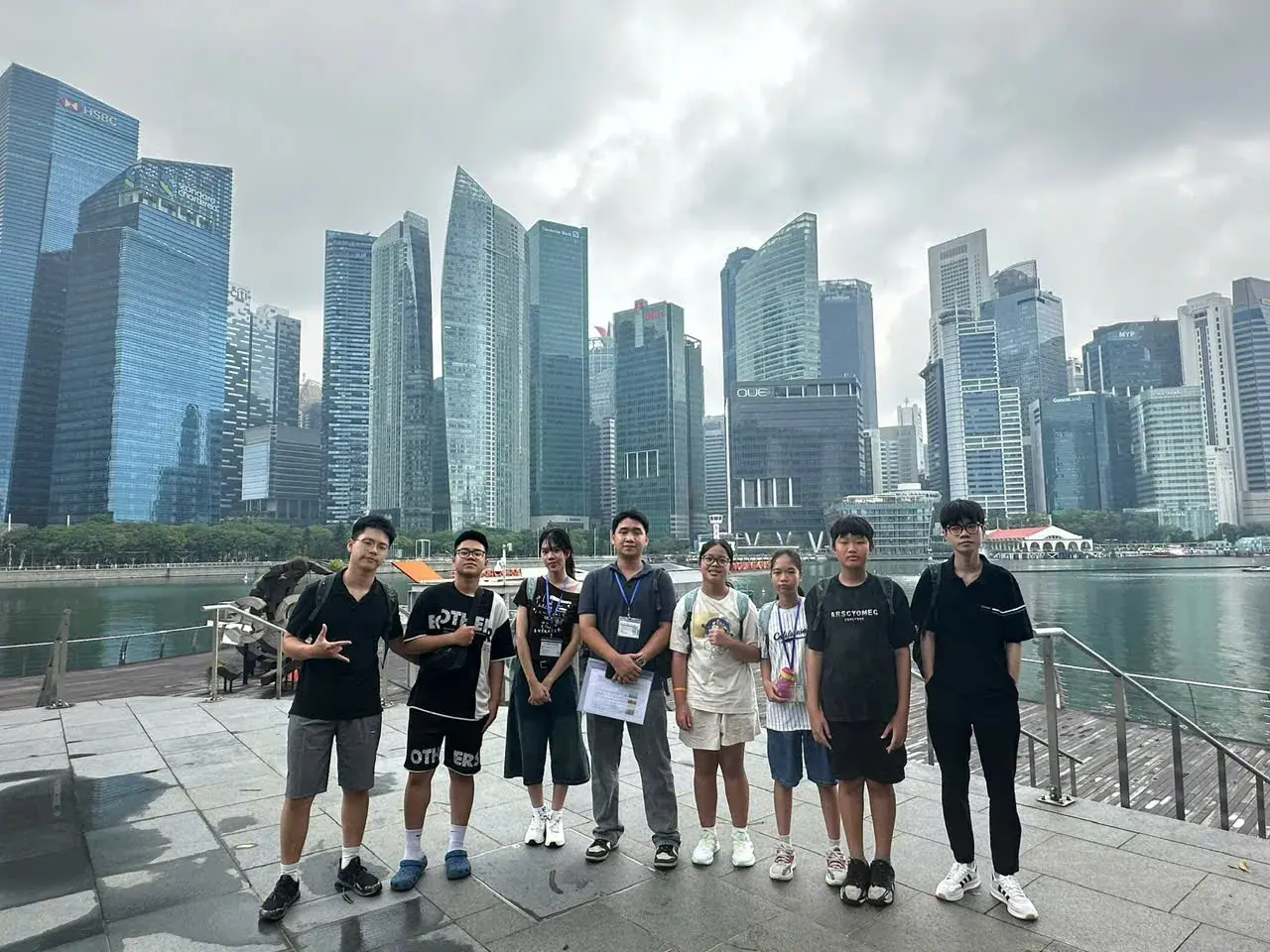 Đoàn học sinh bên vịnh Marina Bay
