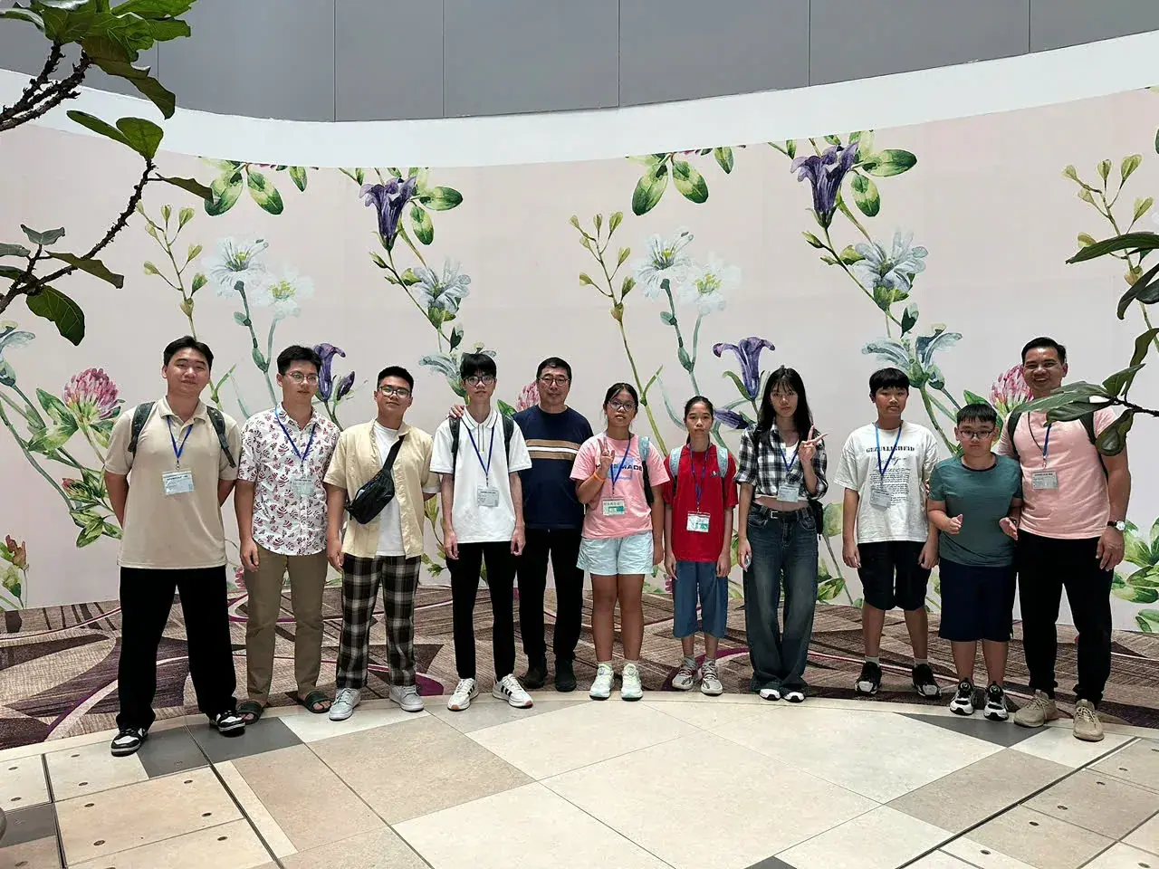 Đoàn học sinh tại sân bay Changi