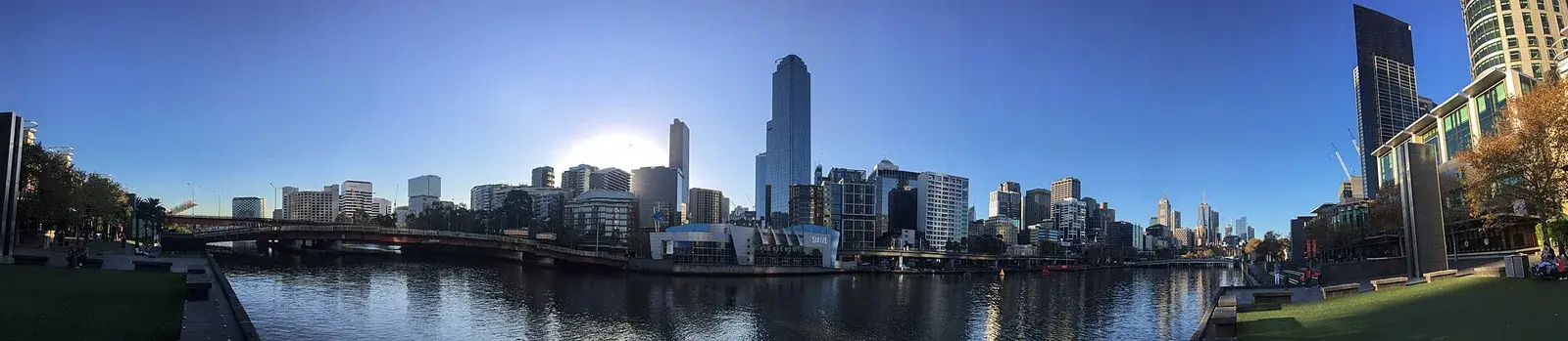 Đường chân trời Melbourne bên dòng sông Yarra