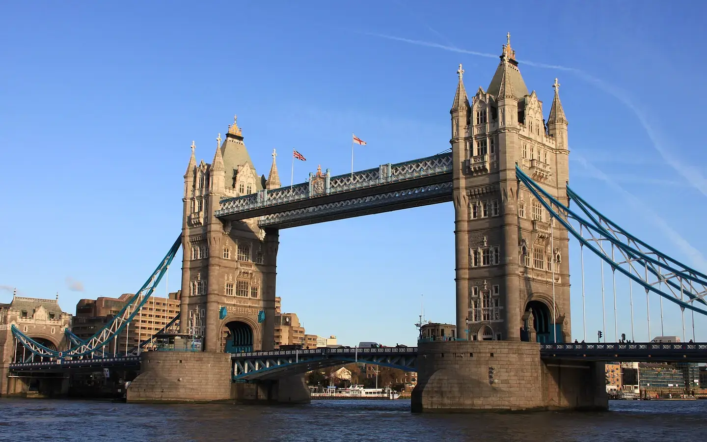 Cầu Tháp London bắc qua sông Thames dưới bầu trời xanh