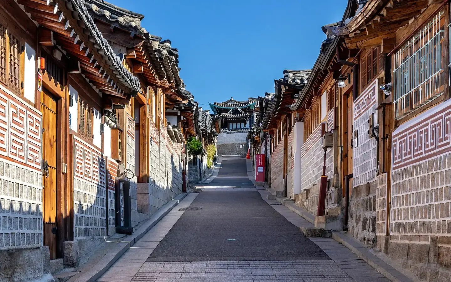 Con phố nhà cổ hanok ở làng Bukchon, Seoul dưới nền trời xanh