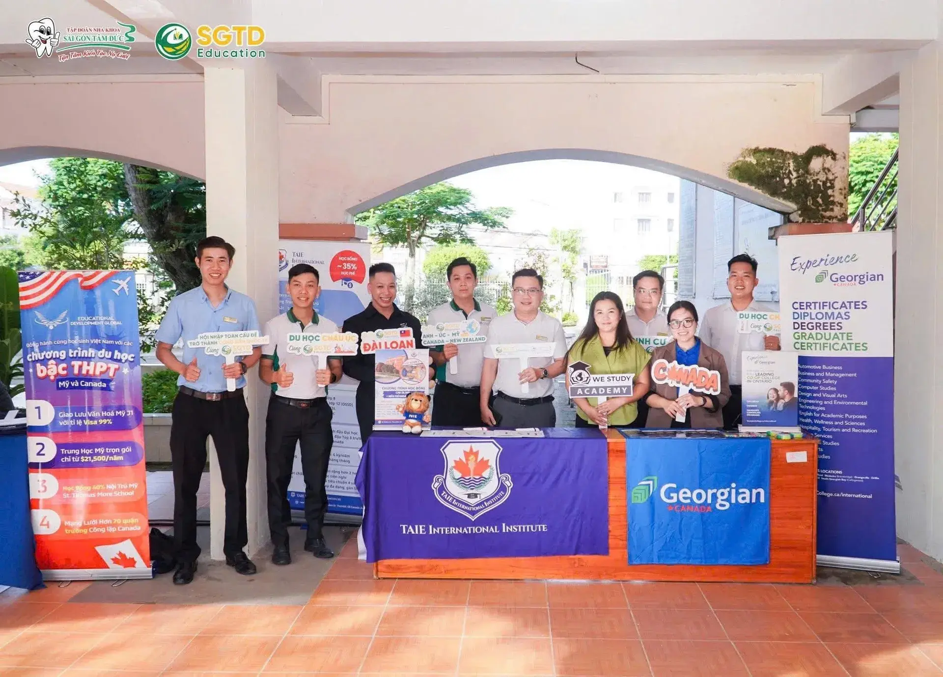 Gian tư vấn của các trường quốc tế được dựng tại sân trường