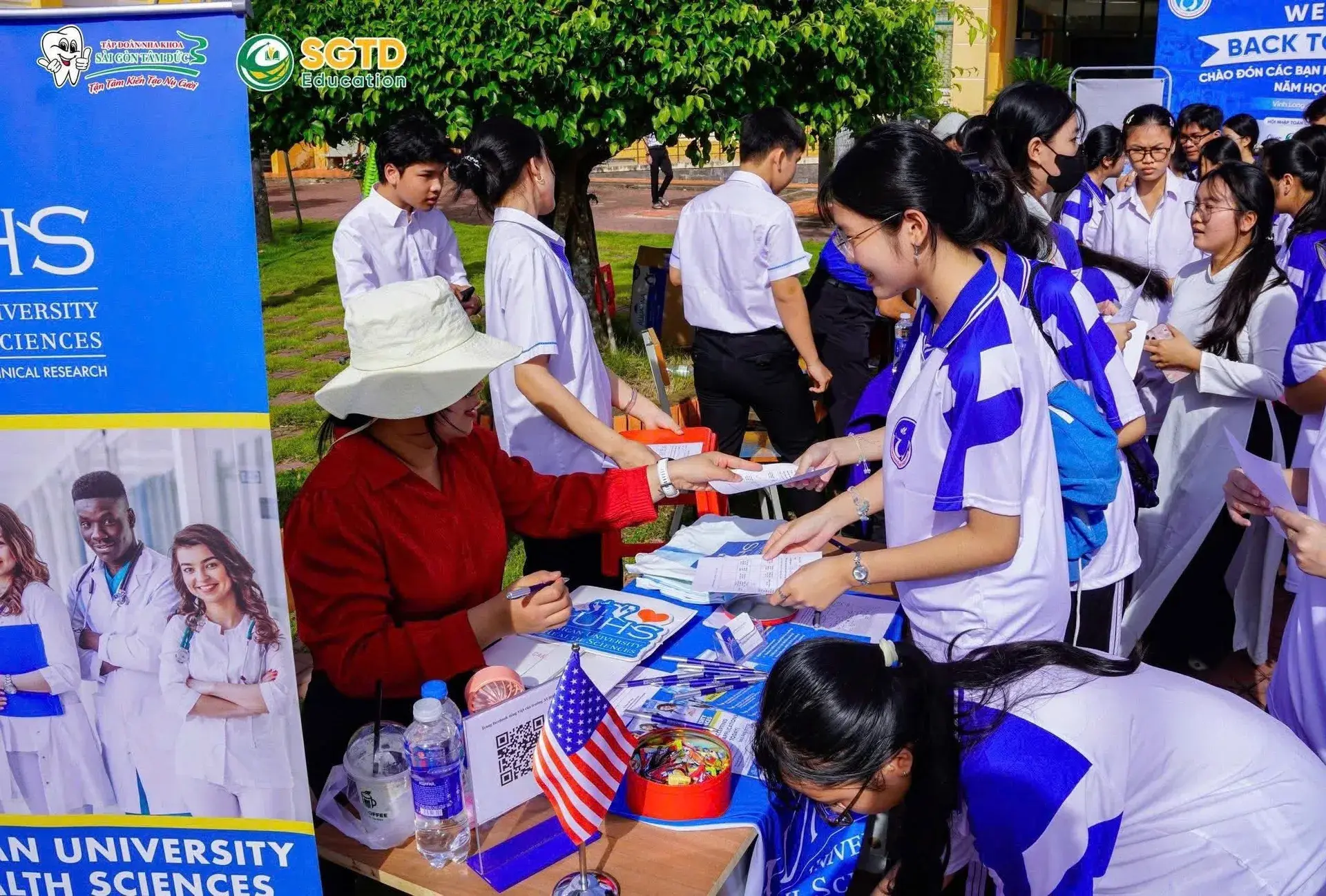 Học sinh đặt câu hỏi với đại diện trường quốc tế