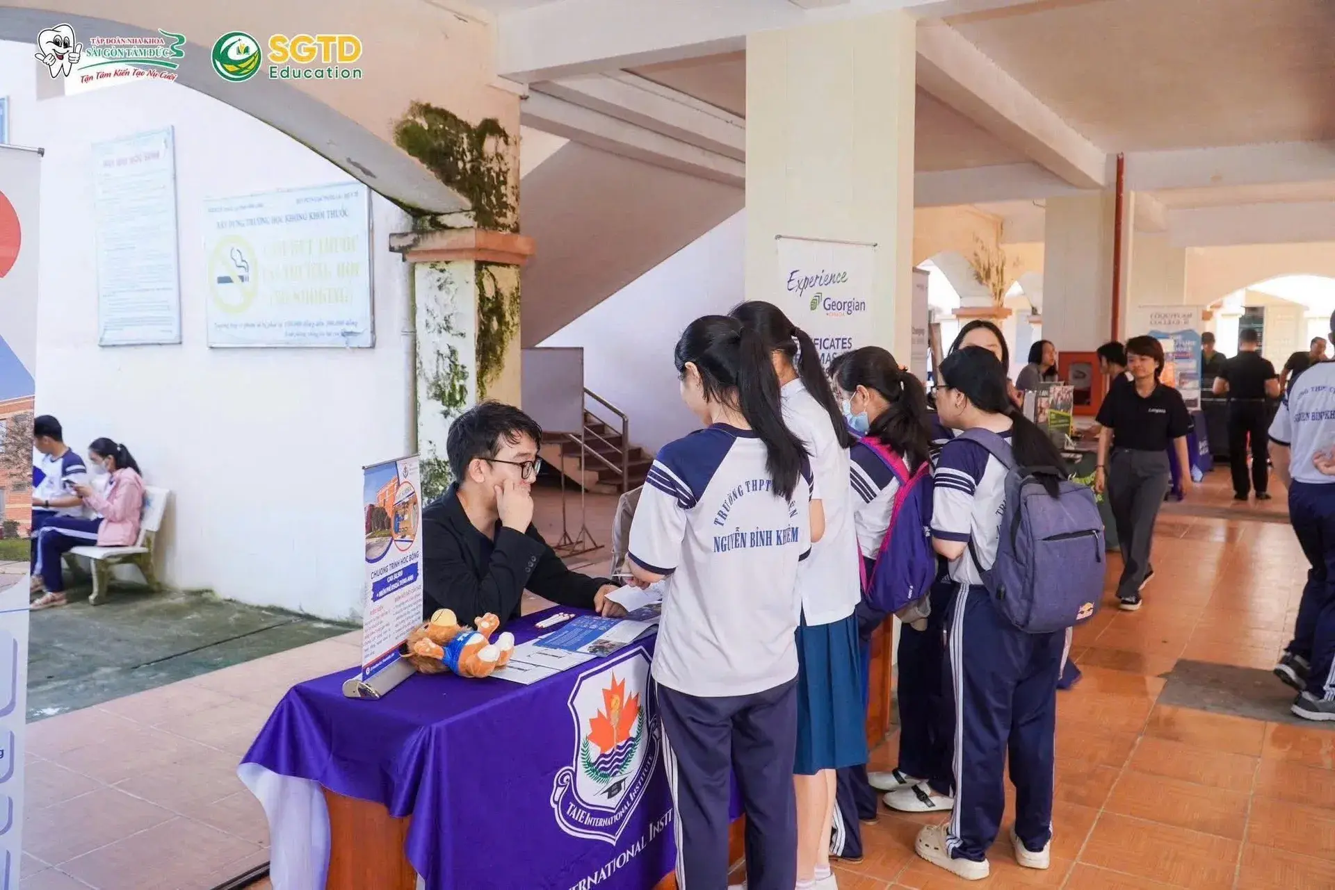 Đại diện trường Hoa Kỳ trao đổi cùng học sinh