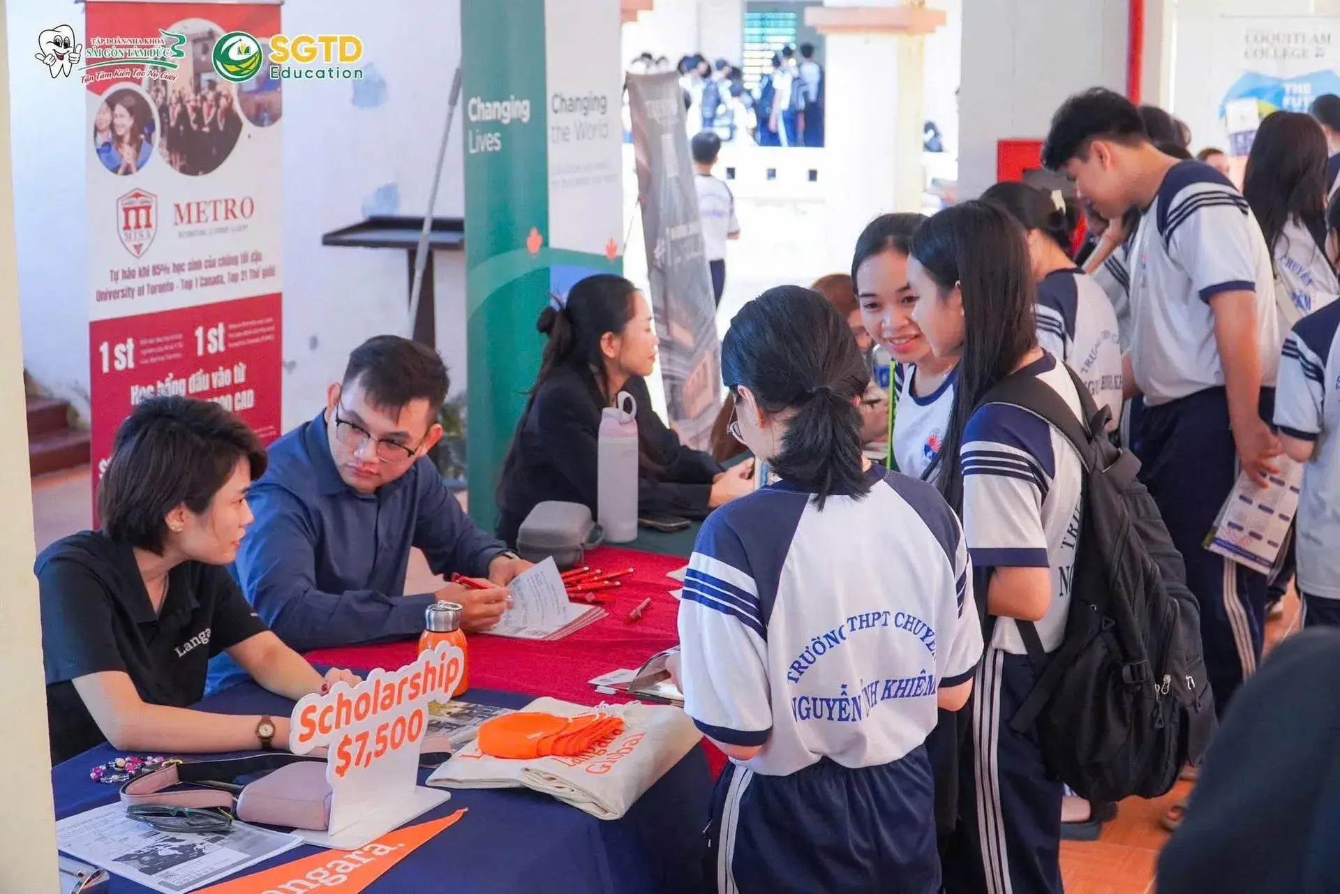 Học sinh ghi chép thông tin từ buổi tư vấn