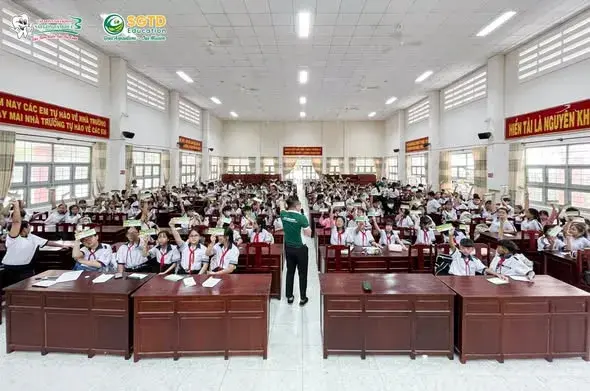 Không khí buổi chia sẻ tại sân Trường THCS Tiệm Tôm