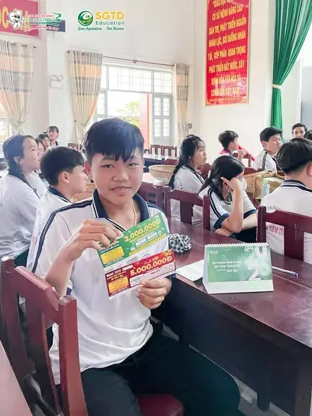 Đội ngũ SGTD Education trò chuyện cùng các bạn nhỏ