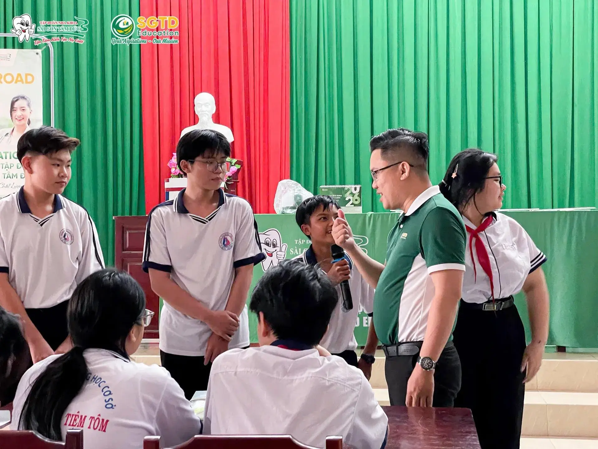 Học sinh chăm chú theo dõi phần trình bày