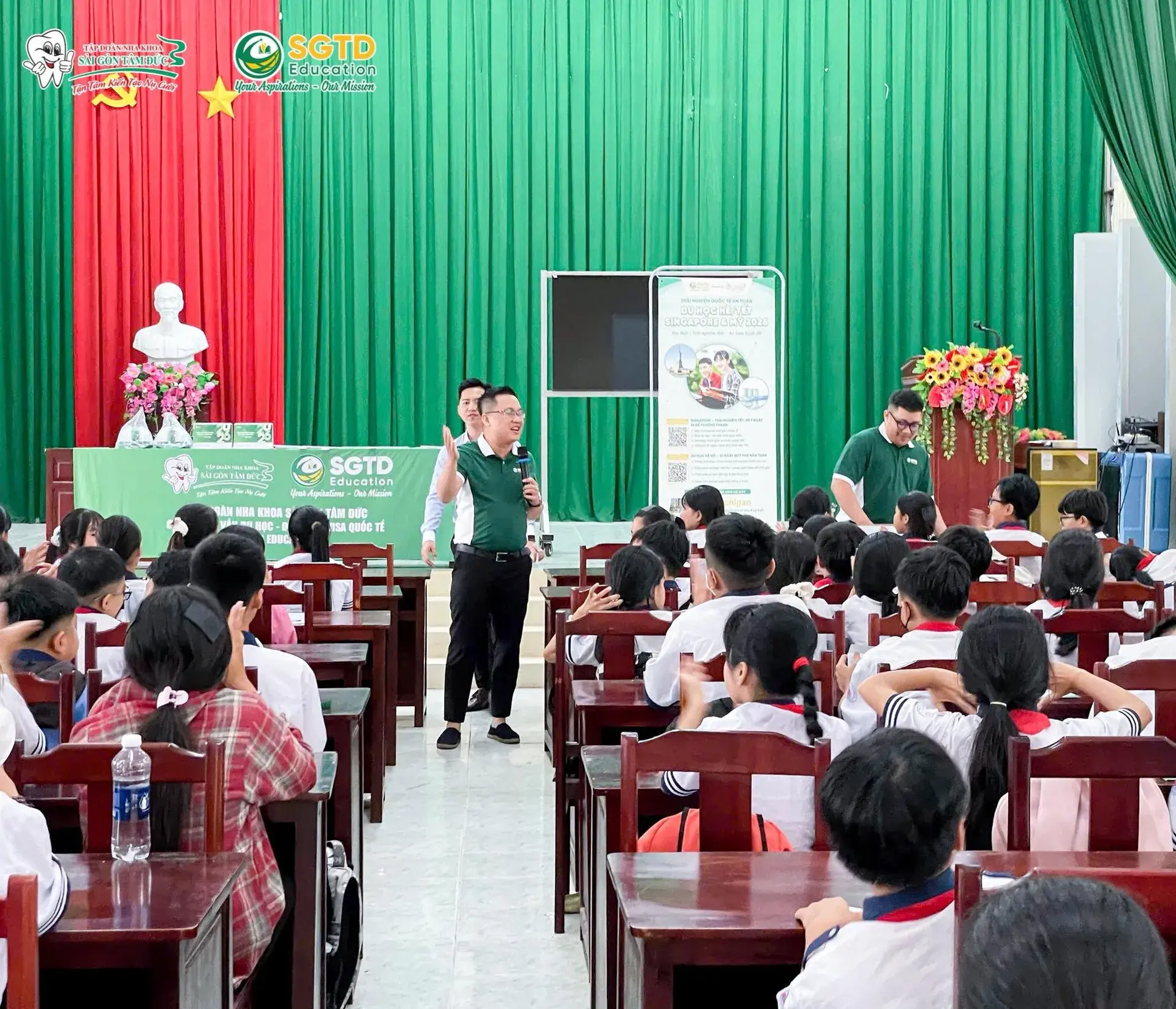 Học sinh giơ tay đặt câu hỏi