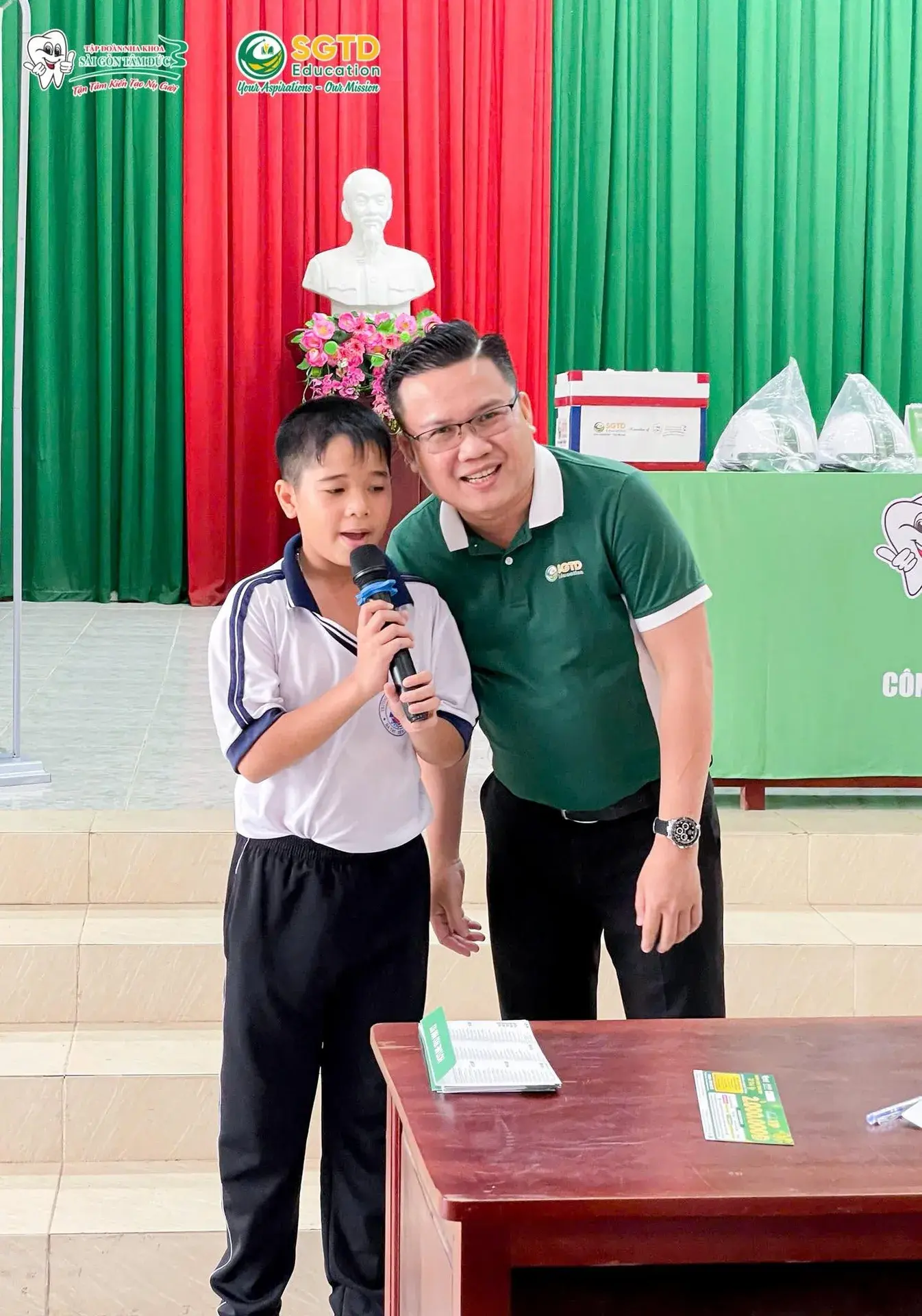 Học sinh trao đổi cùng chuyên viên tư vấn