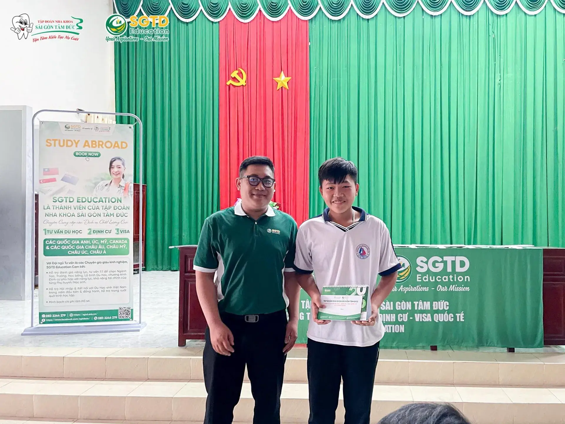 Học sinh nhận quà từ ban tổ chức