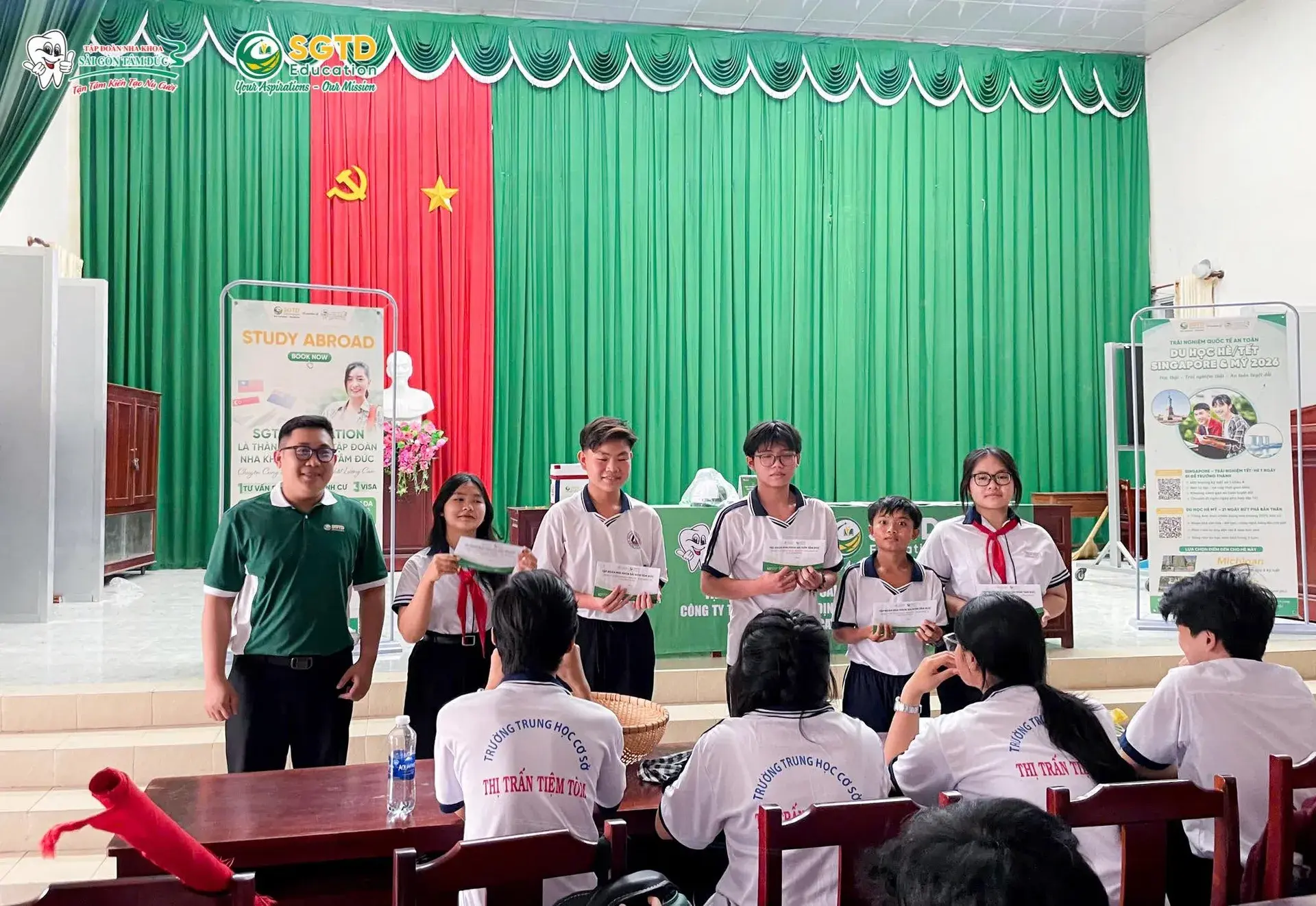 Thầy cô nhà trường cùng theo dõi chương trình