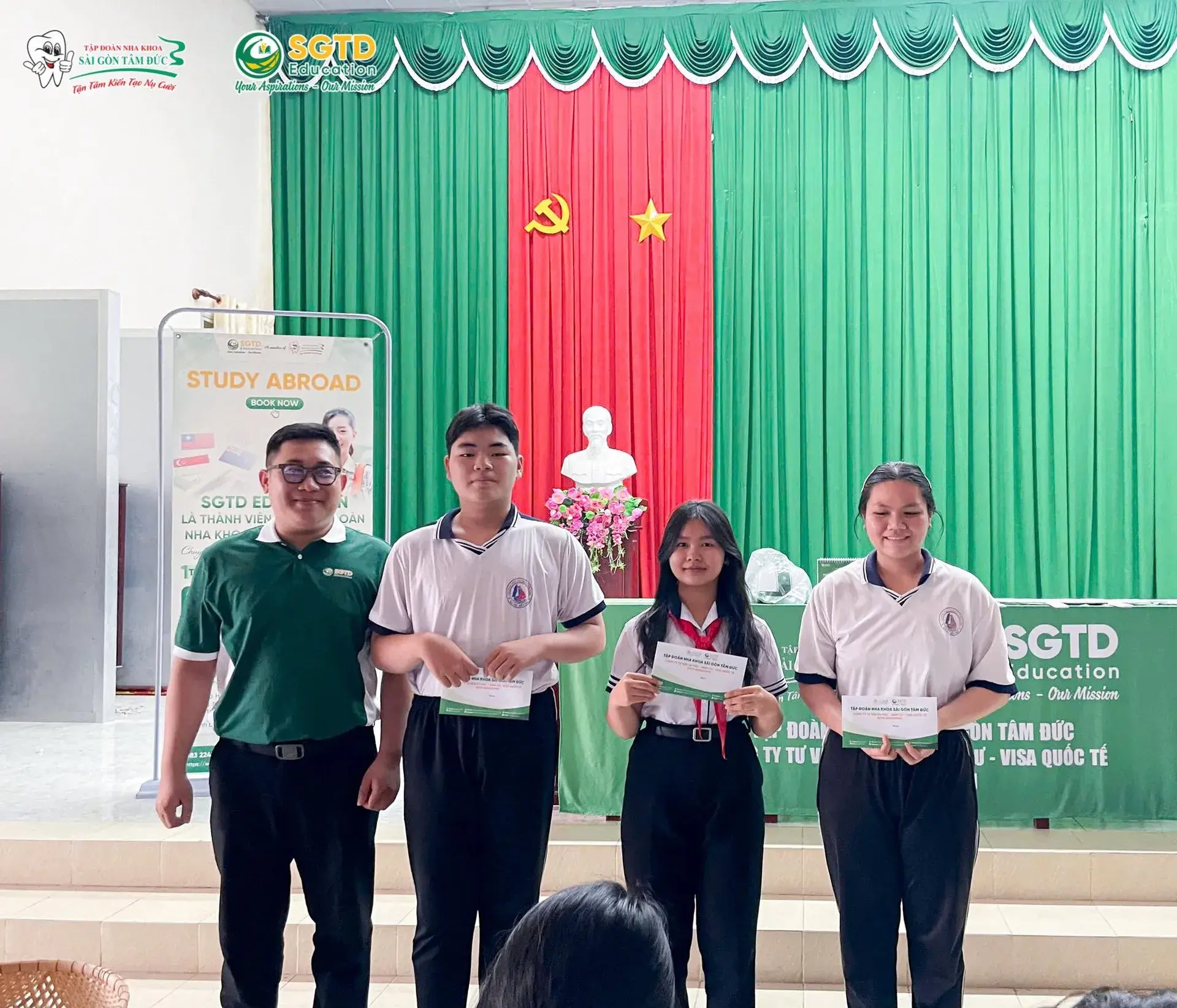 Đội ngũ SGTD Education tại sân trường