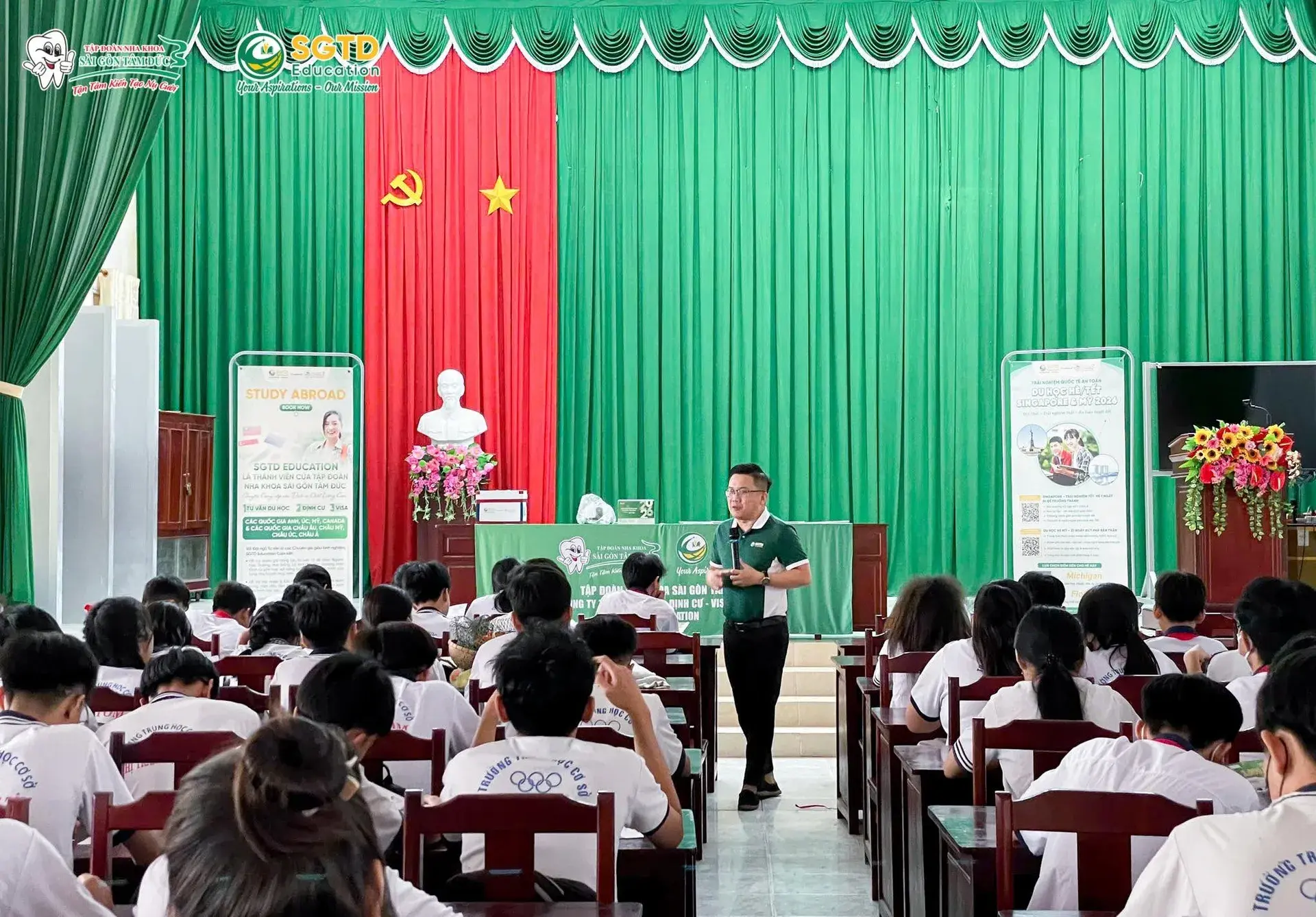 Học sinh xem tài liệu về các chương trình trải nghiệm