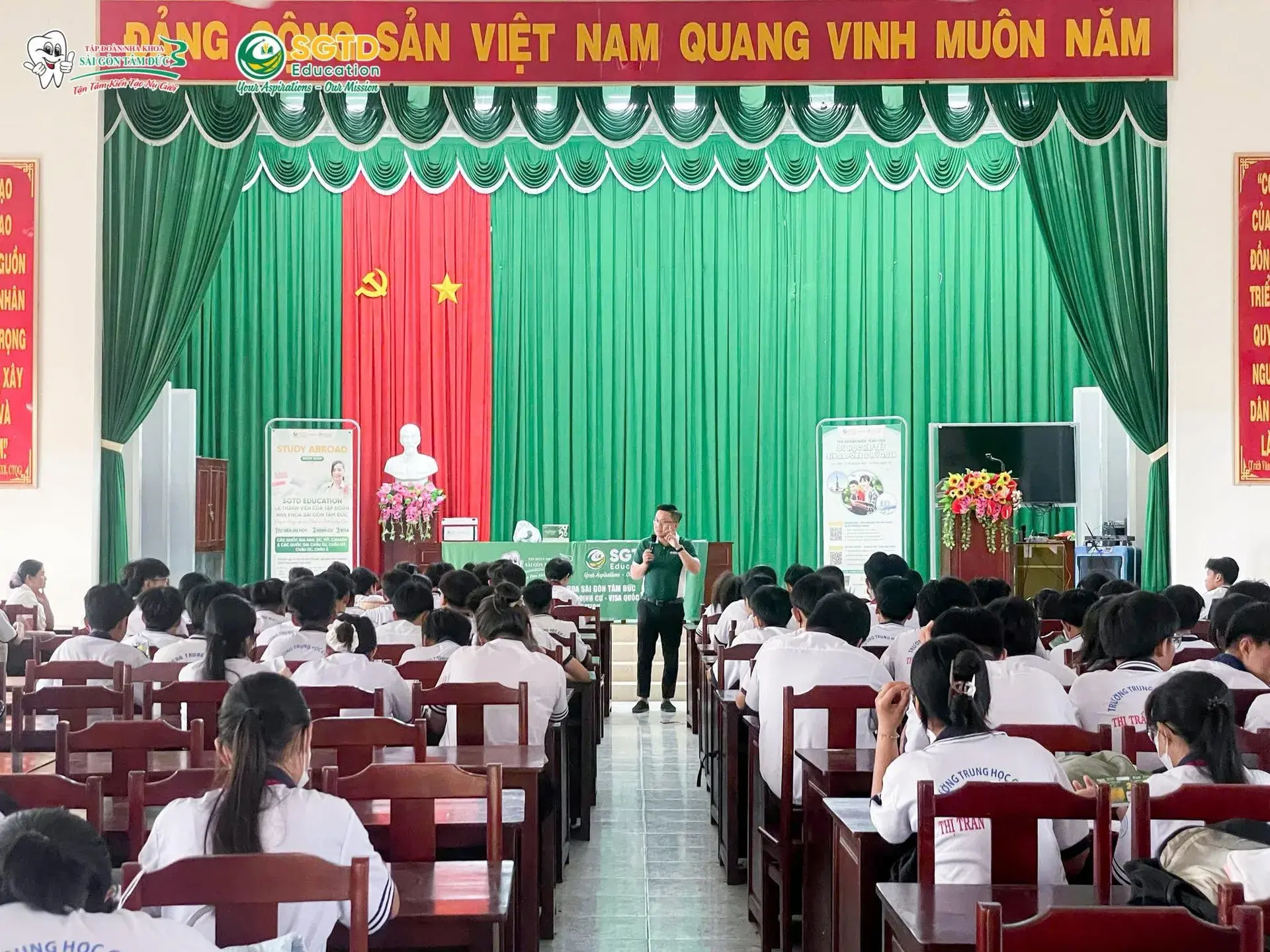 Học sinh thảo luận cùng bạn bè sau phần trình bày