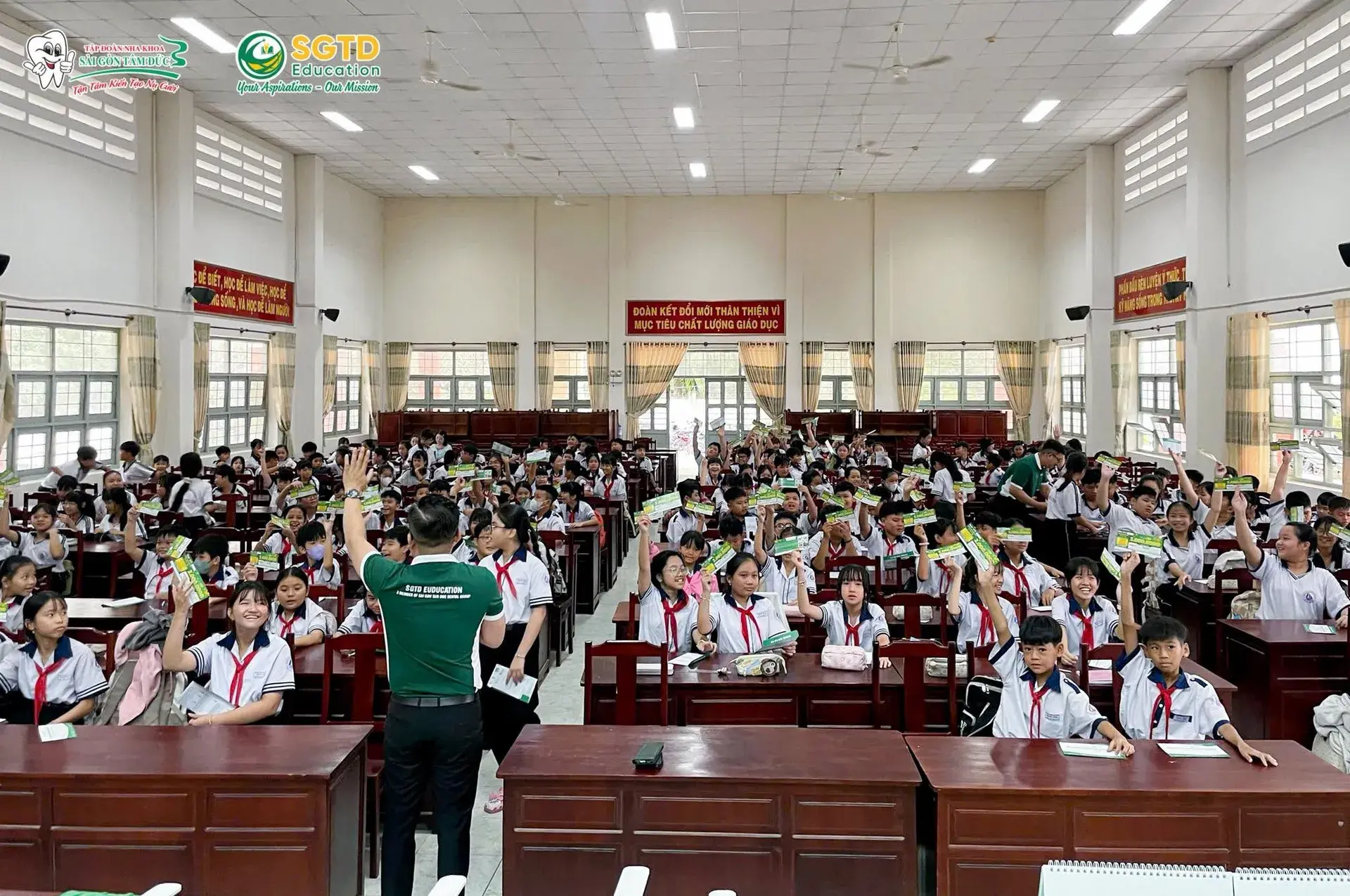 Chuyên viên giải đáp thắc mắc cho từng nhóm nhỏ