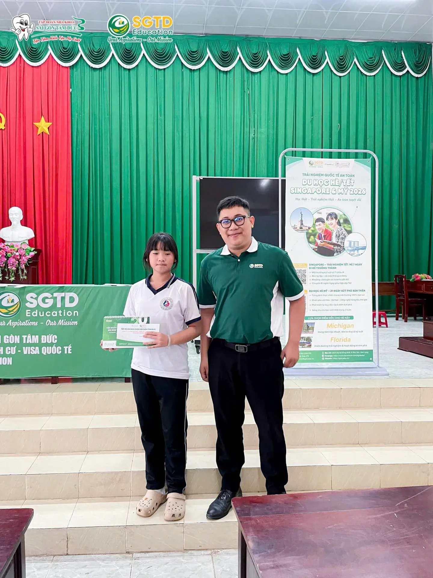 Ban Giám hiệu nhà trường cùng đội ngũ SGTD Education