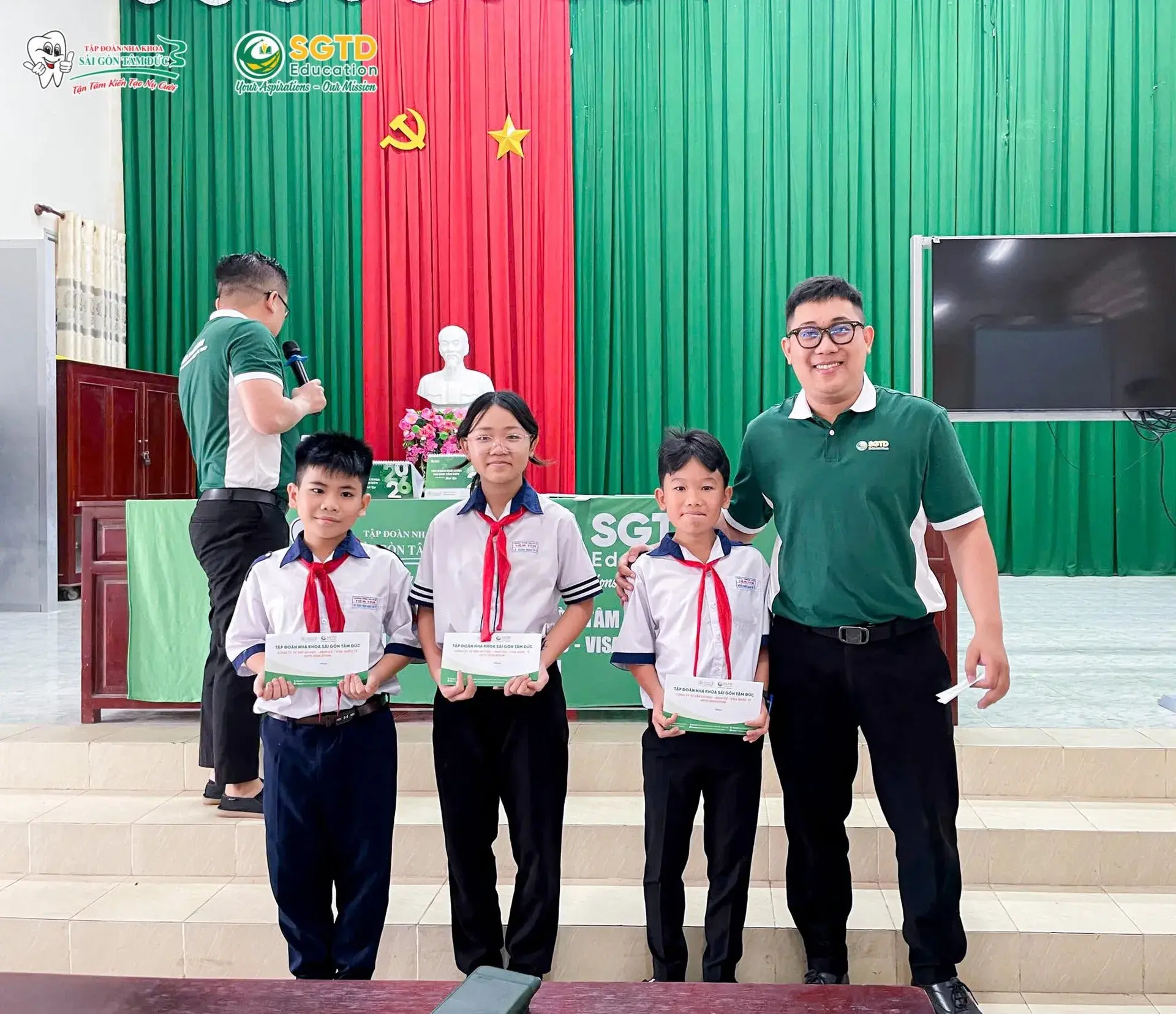 Các bạn nhỏ chụp ảnh cùng đội ngũ tư vấn