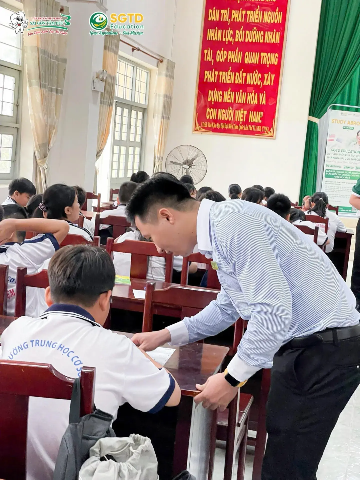 Học sinh nhận vật phẩm chăm sóc răng miệng