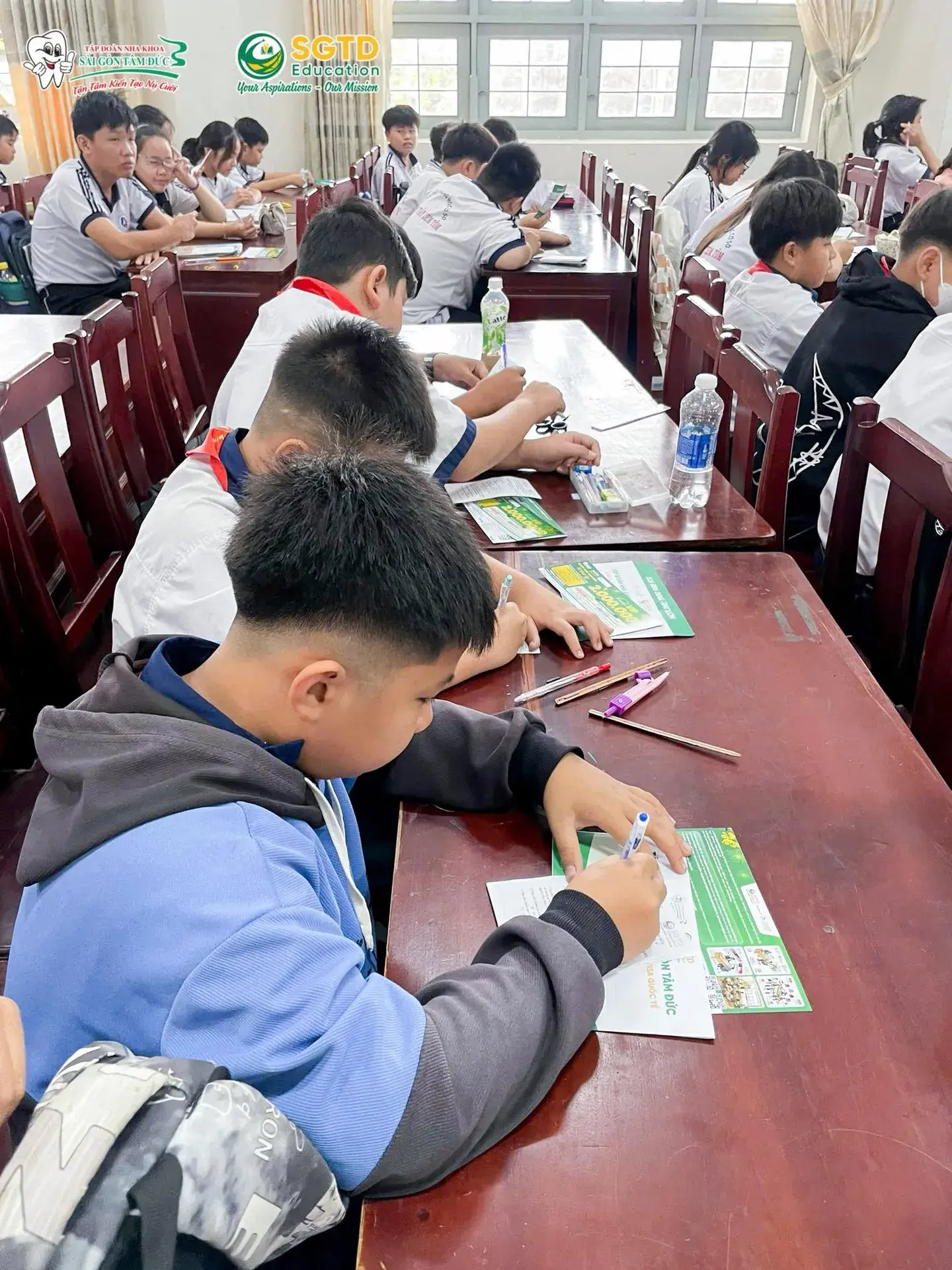 Các bạn vẫy tay chào tạm biệt đội ngũ