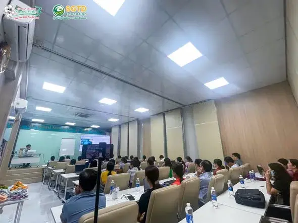 Giáo viên THPT tập trung trong buổi lý thuyết chung