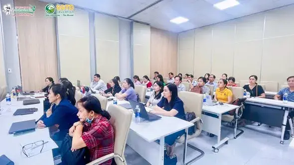 Thầy cô ghi chép trong buổi học